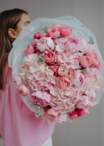 Соковитий мікс з  піоновидними трояндами  Сільва та гортензією