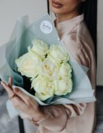 Букет з  7 білих троянд Мондіаль