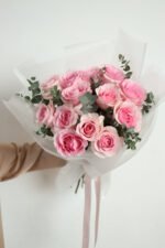 Букет з 15 троянд Кріста та евкаліпту