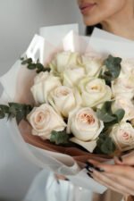 Букет з 15 піоновидних троянд Вайт Охара та евкаліпту - Зображення 2