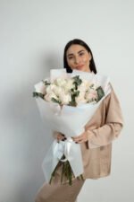 Букет з 15 піоновидних троянд Вайт Охара та евкаліпту - Зображення 3