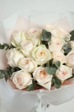 Букет з 15 піоновидних троянд Вайт Охара та евкаліпту