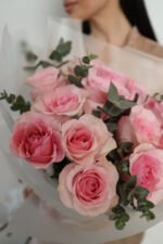 Букет з 15 троянд Кріста та евкаліпту - Зображення 2