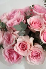 Букет з 15 троянд Кріста та евкаліпту - Зображення 3