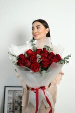 Букет з 15  червоних троянд Експлорер та евкаліптом - Image 2