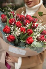 Букет з 25 червоними  тюльпанами, евкаліптом  та дженістою