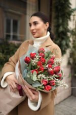 Букет з 25 червоними  тюльпанами, евкаліптом  та дженістою - Зображення 2