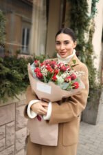 Букет з 25 червоними  тюльпанами, евкаліптом  та дженістою - Зображення 3