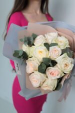 Букет з 11 піоновидних троянд Вайт охара та евкаліпту - Зображення 2