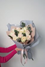 Букет з 11 піоновидних троянд Вайт охара та евкаліпту - Зображення 3