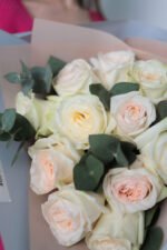 Букет з 11 піоновидних троянд Вайт охара та евкаліпту - Зображення 4