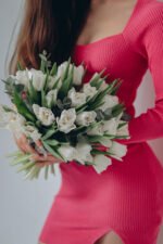 25 піоновидних білих тюльпанів з евкаліптом (без упаковки)