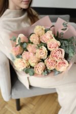 15 рожевих  троянд  Пінк Мондіаль з евкаліптом - Image 2