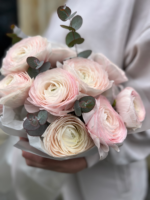Bouquet with 9 ranunculus and eucalyptus