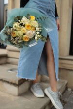 Жовто-зелений мікс з піоновидними трояндами, хамелаціумом, еустомою та евкаліпта - Зображення 2