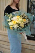 Жовто-зелений мікс з піоновидними трояндами, хамелаціумом, еустомою та евкаліпта - Зображення 3