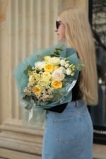 Жовто-зелений мікс з піоновидними трояндами, хамелаціумом, еустомою та евкаліпта - Зображення 4