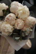 Букет з білими півоніями - Зображення 2