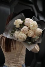 Букет з білими півоніями - Зображення 3