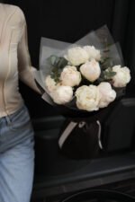 Букет з білими півоніями - Зображення 4