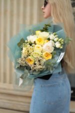 Жовто-зелений мікс з піоновидними трояндами, хамелаціумом, еустомою та евкаліпта