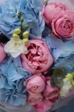 Букет з гортензією, півоніями  Етчед салмон та піоновидними трояндами - Зображення 3