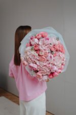 Соковитий мікс з  піоновидними трояндами  Сільва та гортензією - Зображення 2