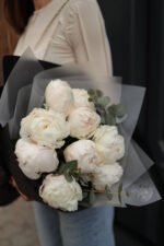 Букет з білими півоніями