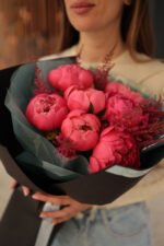 Букет з коралових півоній