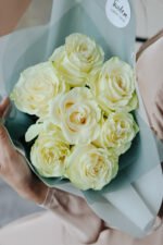 Букет з  7 білих троянд Мондіаль - Зображення 3