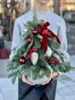 Ялинка хвойна прикрашена у кашпо