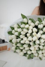 Букет зі 101 білого тюльпана - Зображення 5