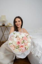 Великий букет з гортензіями, піоновидними трояндами  та еустомою - Зображення 5