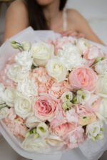 Великий букет з гортензіями, піоновидними трояндами  та еустомою - Зображення 3