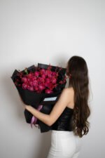 Малиновий букет з піоновидних троянд Марвеловз та ягодами ілексу - Зображення 4