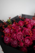 Малиновий букет з піоновидних троянд Марвеловз та ягодами ілексу - Зображення 5