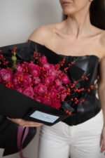 Малиновий букет з піоновидних троянд Марвеловз та ягодами ілексу - Зображення 3