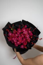 Малиновий букет з піоновидних троянд Марвеловз та ягодами ілексу - Зображення 2