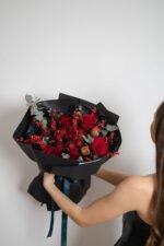 Червоний небанальний букет не лише з трояндами - Зображення 2
