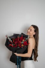 Червоний небанальний букет не лише з трояндами - Зображення 5