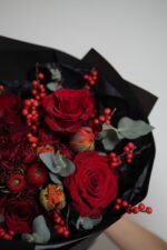 Червоний небанальний букет не лише з трояндами - Зображення 3
