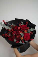 Червоний небанальний букет не лише з трояндами - Зображення 6