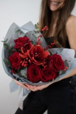 Букет з червоними трояндами та амарилісом