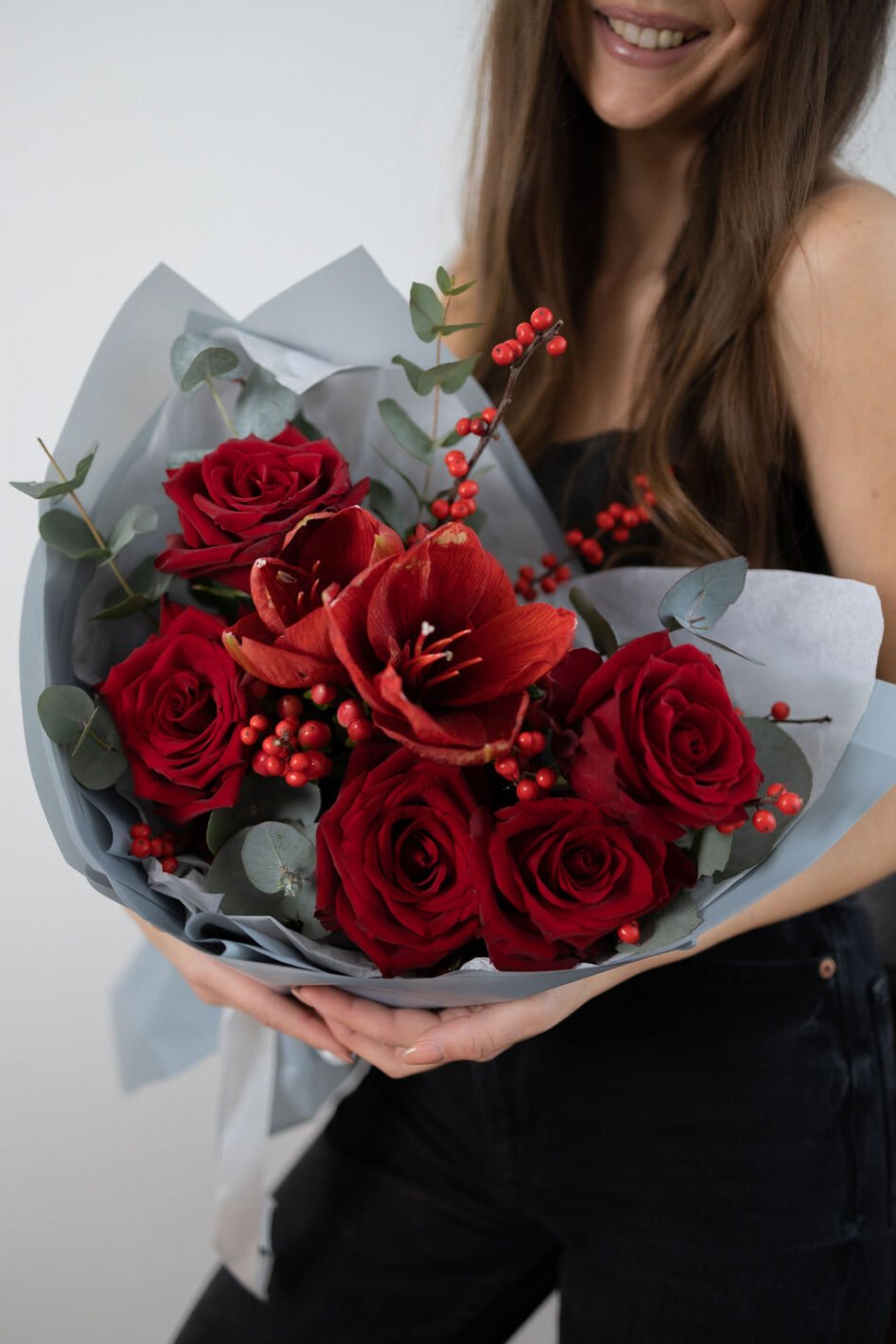 20240114-316A8671 Букет з червоними трояндами та амарилісом - Зображення 1