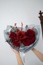 Букет з червоними трояндами та амарилісом - Зображення 4