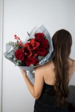 Букет з червоними трояндами та амарилісом - Зображення 2