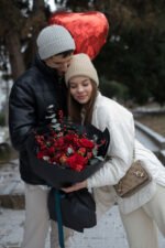 Червоний небанальний букет не лише з трояндами - Зображення 4