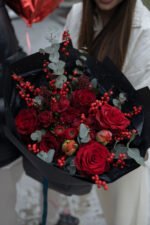 Червоний небанальний букет не лише з трояндами