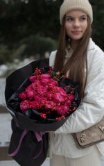 Малиновий букет з піоновидних троянд Марвеловз та ягодами ілексу