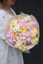 Букет з рожевими гортензіями та піоновидними трояндами Піоні баблз, фрезією